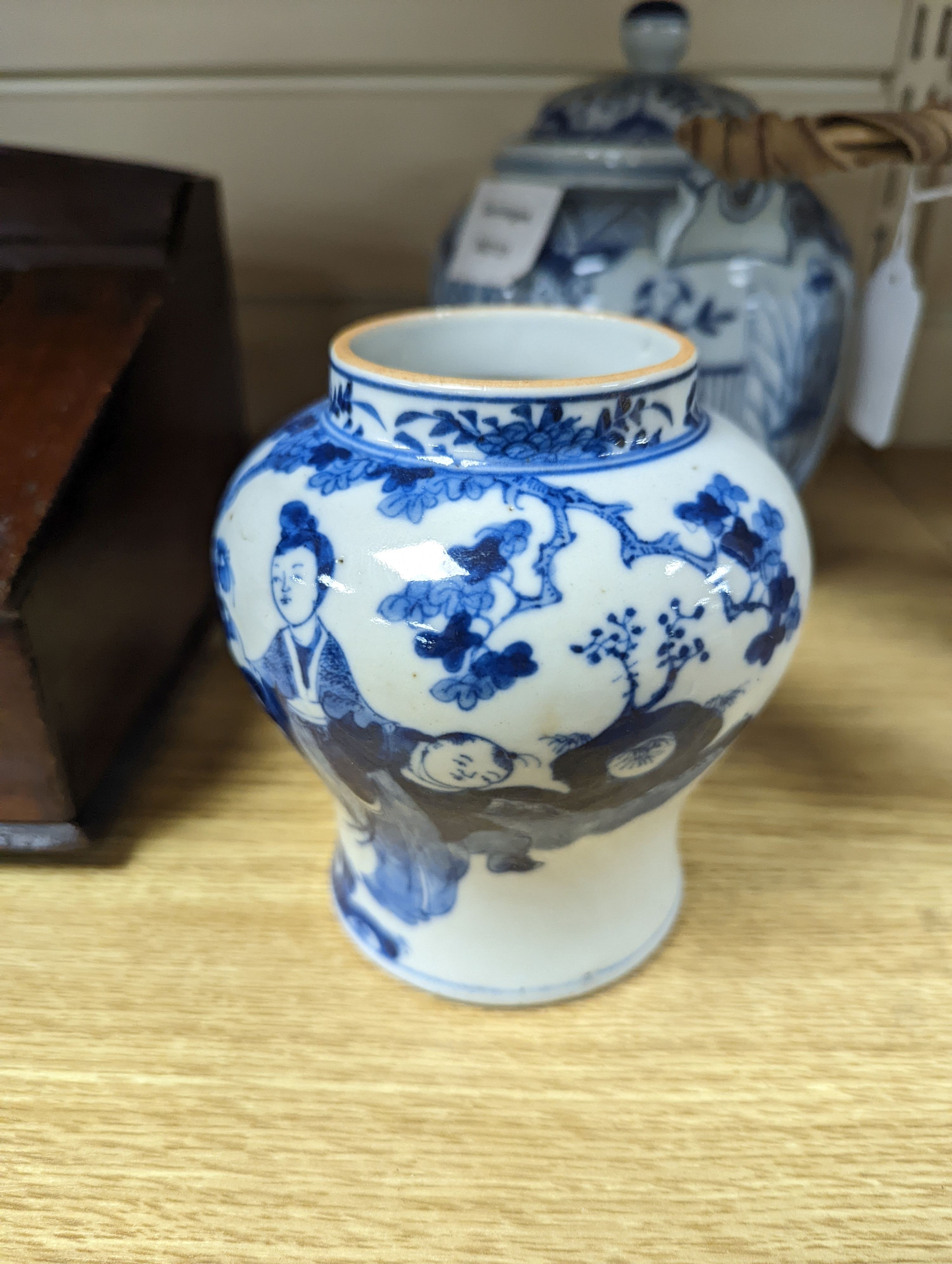 A Chinese blue and white small vase and teapot 19cm